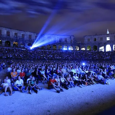 In With Sea View, Terrace, Air Conditioning, Wifi 633-2 Пула